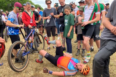 Zieleinlauf und Freude pur am Stausee: Das sind die Siegerfotos vom Heavy24 - Kämpfen bis an die Grenze und darüber hinaus. Das Heavy24 verlangt alles ab.