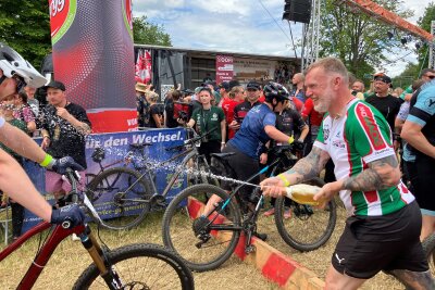 Zieleinlauf und Freude pur am Stausee: Das sind die Siegerfotos vom Heavy24 - Impressionen vom Heavy24: Sektdusche im Zieleinlauf.