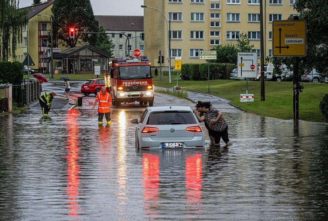 Zittau: Unwetter sorgt für überflutete Straßen und umgeknickte Bäume - Aufgrund des Unwetters am Mittwochnachmittag sind zahlreiche Straßen im Landkreis Görlitz überflutet worden. Foto: xcitepress