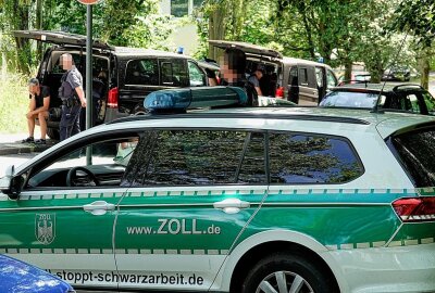 Zoll kontrolliert Wohnblöcke: Razzia gegen Schwarzarbeit in Chemnitz - Der Zoll führte Überprüfungen gegen Schwarzarbeit durch. Foto: Harry Härtel