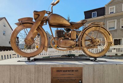 Zschopau: Neuem Motorraddenkmal sollen weitere kreative Projekte folgen - Eine Info-Tafel macht auf die weltweite Bedeutung der RT 125 aufmerksam. Foto: Andreas Bauer