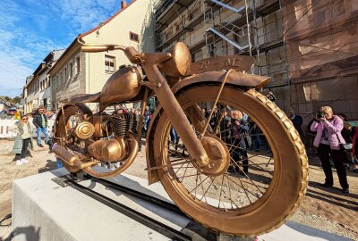 Zschopau: Neuem Motorraddenkmal sollen weitere kreative Projekte folgen - Vor den Augen vieler beeindruckter Gäste ist am Sonntag das neue Zschopauer Motorraddenkmal eingeweiht worden. Foto: Andreas Bauer