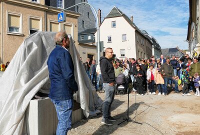 Zschopau: Neuem Motorraddenkmal sollen weitere kreative Projekte folgen - Am Standort vor dem Stadtcafé richteten Oberbürgermeister Arne Sigmund und Robert Hähnel, der Vorsitzende des Gewerbevereins, einige Worte an das Publikum. Foto: Andreas Bauer