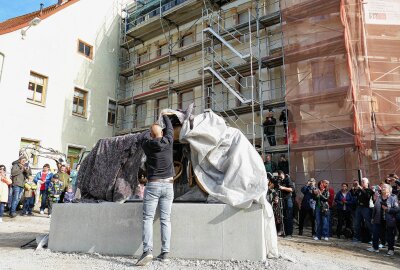 Zschopau: Neuem Motorraddenkmal sollen weitere kreative Projekte folgen - Der mit Spannung erwartete Moment der Enthüllung. Foto: Andreas Bauer