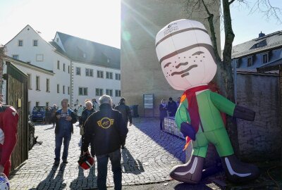 Zschopau: Neuem Motorraddenkmal sollen weitere kreative Projekte folgen - Gleich nebenan fand auf Schloss Wildeck der Saisonabtakt statt, bei dem die Biker vom MZ-Männchen empfangen wurden. Foto: Andreas Bauer