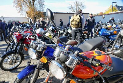 Zschopau: Neuem Motorraddenkmal sollen weitere kreative Projekte folgen - Bei spätsommerlichen Wetter schauten Hunderte Motorradfahrer vorbei. Foto: Andreas Bauer