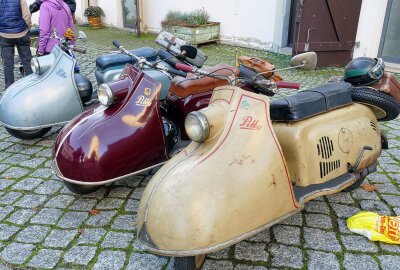 Zschopau: Neuem Motorraddenkmal sollen weitere kreative Projekte folgen - Natürlich waren auch einige Oldtimer zu bestaunen. Foto: Andreas Bauer