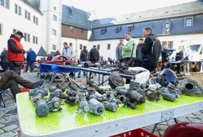 Zschopau: Neuem Motorraddenkmal sollen weitere kreative Projekte folgen - Auf dem großen Teilemarkt wurde fleißig gestöbert. Foto: Andreas Bauer