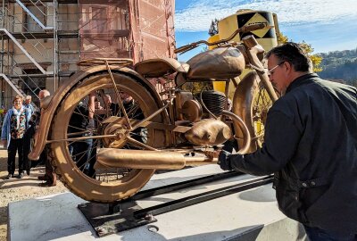 Zschopau: Neuem Motorraddenkmal sollen weitere kreative Projekte folgen - Viele Biker nutzten zudem die Gelegenheit, um sich das neue Motorraddenkmal genauer anzuschauen. Foto: Andreas Bauer