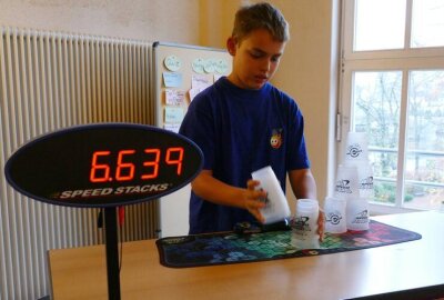 Zschopauer Becherstapler wollen zu Weltrekord beitragen - Bei Wettkämpfen im Sportstacking ist Paul Schneider immer ein Kandidat für die Bestzeit.