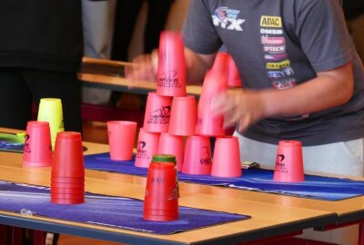 Zschopauer Becherstapler wollen zu Weltrekord beitragen - Insgesamt versuchten sich am Rekordtag in Zschopau 110 Schüler im Sportstacking.