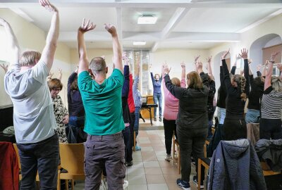 Zschopauer Gospelsänger werden in Chemnitz Teil eines riesigen Chors - Dehnung und Streckung gehört beim Gospel dazu. Foto: Andreas Bauer