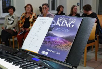 Zschopauer Gospelsänger werden in Chemnitz Teil eines riesigen Chors - Das Chormusical über die Verdienste von Martin Luther King steht unter dem Motto "Ein Traum verändert die Welt". Foto: Andreas Bauer