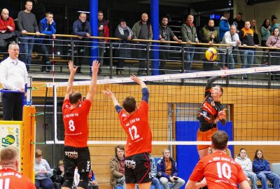 Zschopauer Regionalliga-Volleyballer sind heiß aufs erste Heimspiel - Beim USV TU Dresden wurde Rico Knöbel (rechts) zum Zschopauer MVP gewählt, doch auch er konnte die Niederlage nicht verhindern. Foto: Andreas Bauer