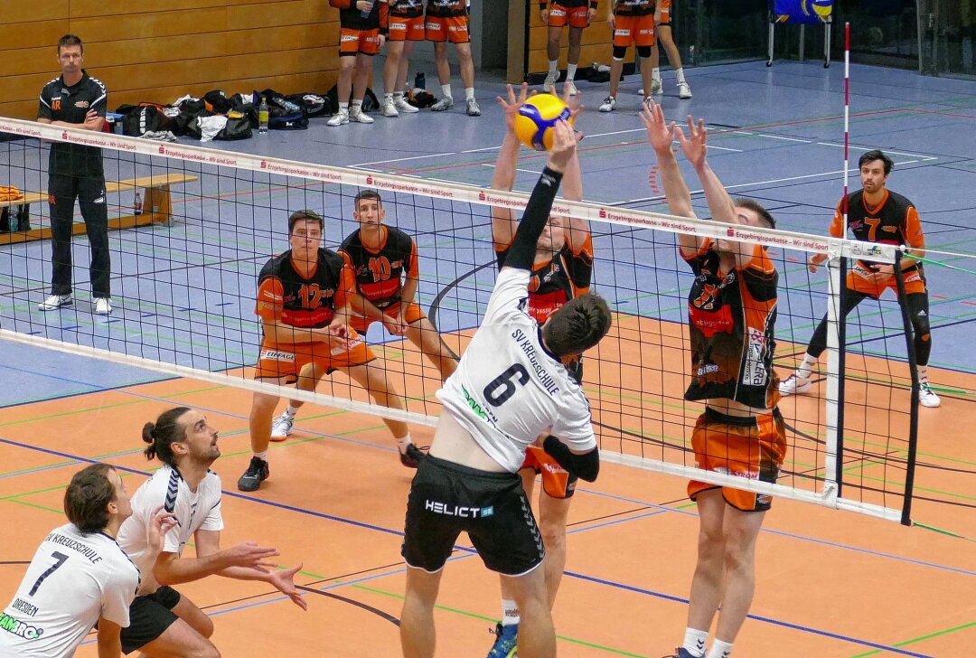 Zschopauer Regionalliga-Volleyballern misslingt der Heimauftakt - Nur selten kam der Zschopauer Block so zur Geltung wie in dieser Situation. Foto: Andreas Bauer