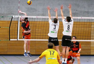 Zschopauer Regionalliga-Volleyballern misslingt der Heimauftakt - Hier setzt der Zschopauer Nick Obendorf zum Schmetterball an. Foto: Andreas Bauer