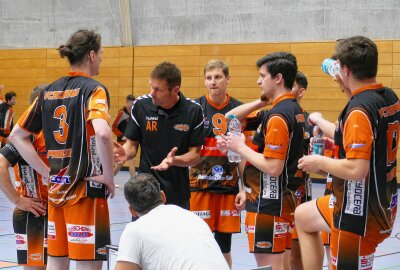 Zschopauer Regionalliga-Volleyballern misslingt der Heimauftakt - Auch die Auszeiten von Zschopaus Co-Trainer Andreas Richter brachten keine Besserung. Foto: Andreas Bauer