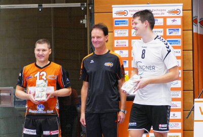 Zschopauer Regionalliga-Volleyballern misslingt der Heimauftakt - Zschopaus Rick Zimmermann (links) und Till Johne vom SV Kreuzschule Dresden wurden jeweils als MVP ausgezeichnet. Foto: Andreas Bauer