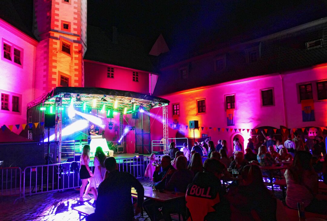 Zschopauer Schlossfest fasziniert vor allem zu später Stunde - Im Schlosshof wurde vor allem zu später Stunde vor der Bühne viel getanzt. Foto: Andreas Bauer