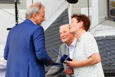 Zschopauer Schlossfest fasziniert vor allem zu später Stunde - Friedrich und Eva Göhler, die ihre Fleischerei als Familienunternehmen weit vorangebracht haben, wurden mit der Bürgermedaille geehrt. Foto: Andreas Bauer