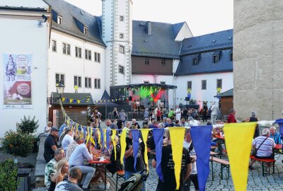 Zschopauer Schlossfest fasziniert vor allem zu später Stunde - Trotz der Hitze war der Schlosshof auch nachmittags gut gefüllt. Foto: Andreas Bauer