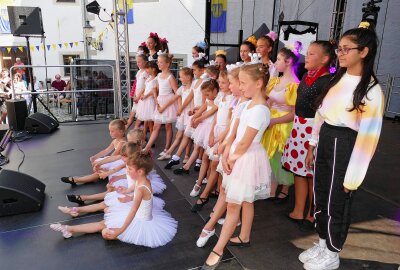 Zschopauer Schlossfest fasziniert vor allem zu später Stunde - Die Bühne gehörte unter anderem den Tanzgruppen des Zschopauer Cityballetts. Foto: Andreas Bauer