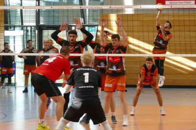 Zschopauer Volleyballer bejubeln ersten Heimsieg - Johannes Micketeit beim Aufschlag. Foto: Andreas Bauer