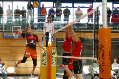 Zschopauer Volleyballer bejubeln ersten Heimsieg - Hier steigt VC-Kapitän Florian Haase zum Schmetterball hoch. Foto: Andreas Bauer