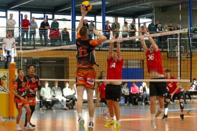 Zschopauer Volleyballer bejubeln ersten Heimsieg - Nick Obendorf (am Ball) wurde zum Zschopauer MVP gekürt. Foto: Andreas Bauer