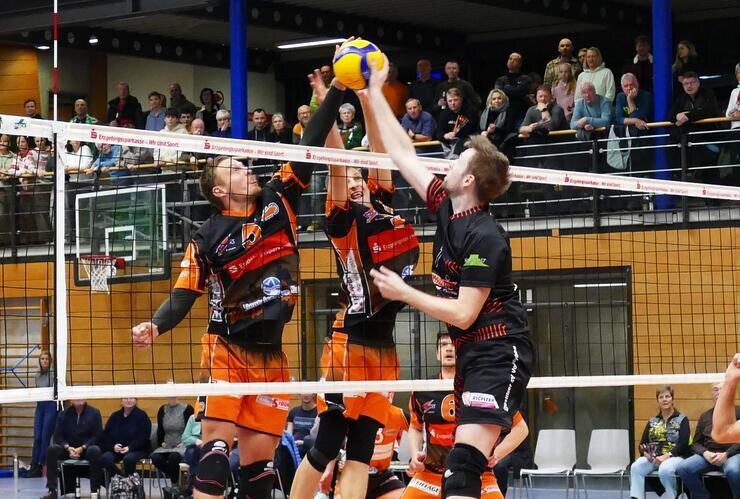 Zschopauer Volleyballer schießen sich warm fürs Gipfeltreffen der Regionalliga - Fast 250 Zuschauer konnten sich über viele packende Ballwechsel wie diesen freuen.