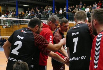 Zschopauer Volleyballer schießen sich warm fürs Gipfeltreffen der Regionalliga - Krostitzer Trainer ist der ehemalige DDR-Nationalspieler André Quasdorf (2. v. l.).