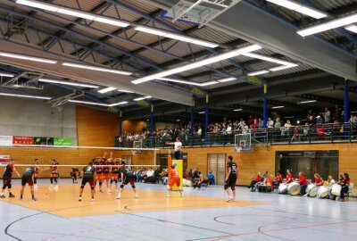 Zschopauer Volleyballer schießen sich warm fürs Gipfeltreffen der Regionalliga - Auch die Trommler der Gäste sorgten in der Zschopauer Halle für gute Stimmung.