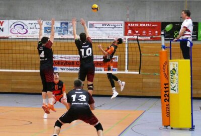 Zschopauer Volleyballer schießen sich warm fürs Gipfeltreffen der Regionalliga - Hier setzt der Zschopauer Johannes Micketeit zum Schmetterball an.