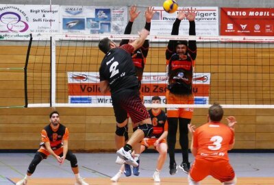 Zschopauer Volleyballer schießen sich warm fürs Gipfeltreffen der Regionalliga - Der VC-Block stellte die Krostitzer immer wieder vor Probleme.