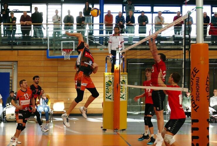 Zschopauer Volleyballer wollen Weihnachten herbeizaubern - VC-Kapitän Florian Haase (Mitte) und seine Teamkollegen peilen gegen Krostitz einen Heimsieg an. Foto: Andreas Bauer