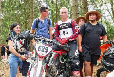 Zschopauer wird in Geyer zum Speedhill-König - Pascal Sadecki (Mitte) brach mit seinem Sieg einen Bann. Foto: Andreas Bauer