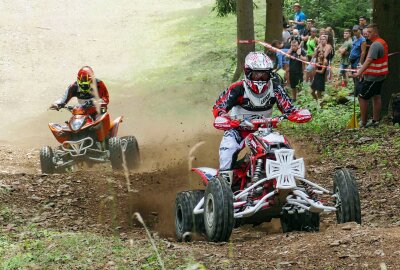 Zschopauer wird in Geyer zum Speedhill-König - Lautstark wurden auch die Quadfahrer angefeuert. Foto: Andreas Bauer