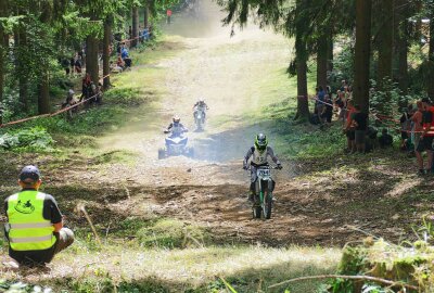 Zschopauer wird in Geyer zum Speedhill-König - Weiter unten kam es aufgrund der Trockenheit zu enormer Staubentwicklung. Foto: Andreas Bauer