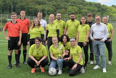 Zschorlauer gewinnen erneut den SWA-Cup - Das Team der Stadtwerke Aue-Bad Schlema um Geschäftsführer Rene Rücker (2.v.re.), Stadtsprecherin Jana Kurwig (re.), die als Moderatorin fungiert hat und die Schiedsrichter haben dafür gesorgt, dass der SWA-Cup für die Kinder zum Erlebnis geworden ist. Foto: Ramona Schwabe