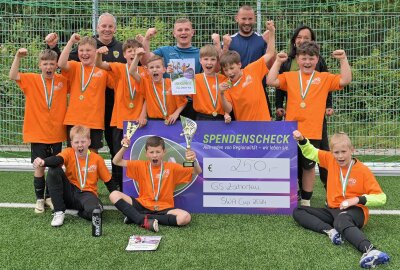 Zschorlauer gewinnen erneut den SWA-Cup - Das Team der Grundschule Zschorlau freut sich über den Sieg beim SWA-Cup. Foto: Ramona Schwabe