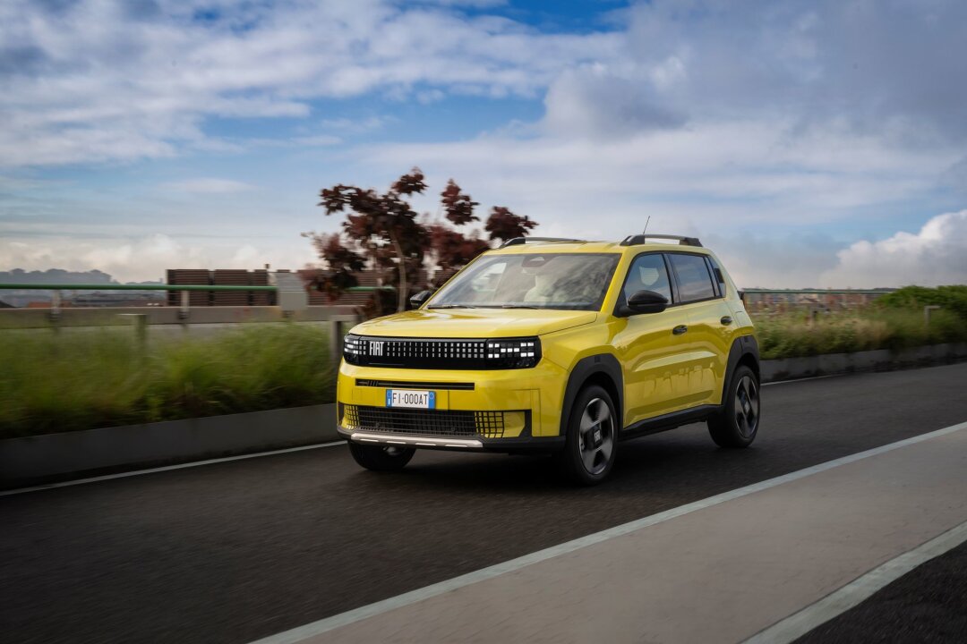 Zu diesem Preis startet Fiat den elektrischen Grande Panda - Fiat präsentiert den neuen Grande Panda: Das E-Auto für unter 25.000 Euro kommt Ende des Jahres auf den Markt und bietet eine Reichweite von 320 km.