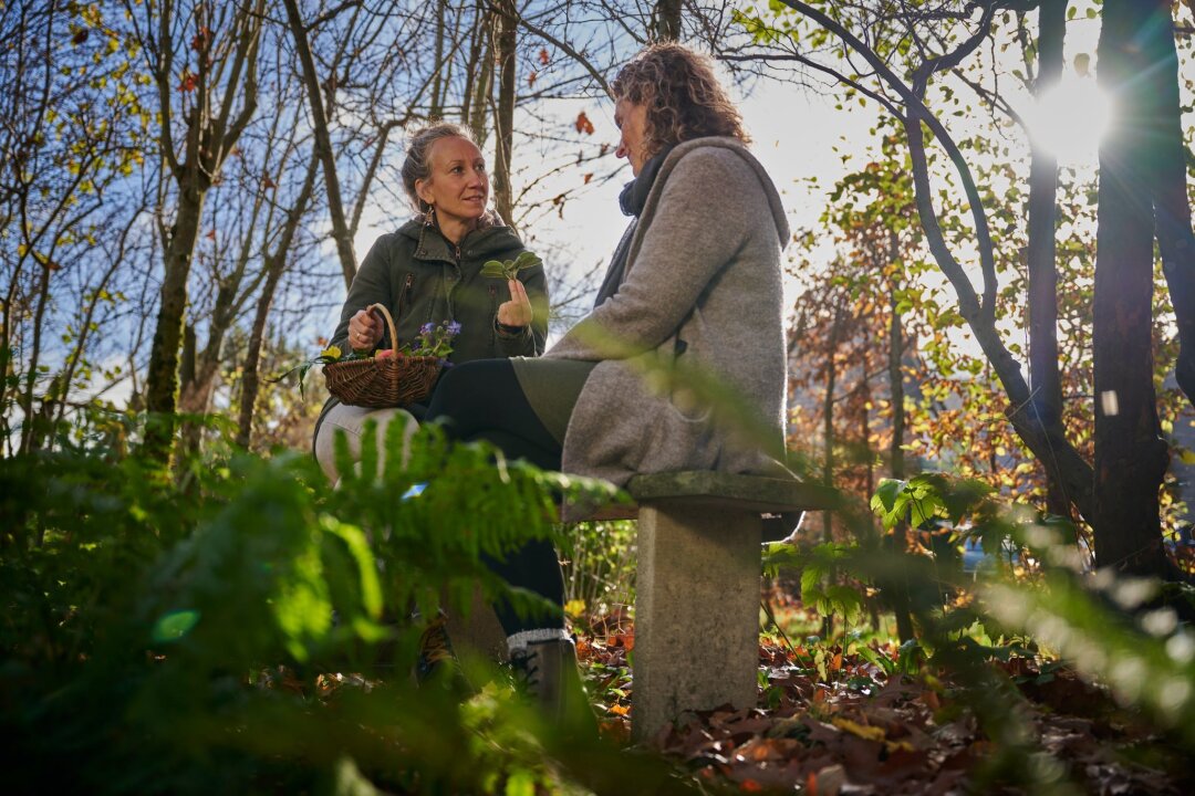 Zu Gast bei Heimatfreunden: Mit Locals durchs Hochsauerland - Vermittelt Wissen und kocht mit ihren Gästen: Kräuterpädagogin Nadine Albers.