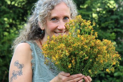 Zu Gast bei Heimatfreunden: Mit Locals durchs Hochsauerland - Ein Strauß Johanniskraut - frisch gepflückt von Kräuterpädagogin Nadine Albers.