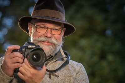 Zu Gast bei Heimatfreunden: Mit Locals durchs Hochsauerland - Mit Hut, Zwirbelbart und Kamera: Fotograf Klaus-Peter Kappest ist einer der Heimatfreunde.