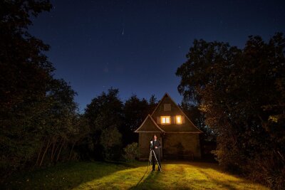 Zu Gast bei Heimatfreunden: Mit Locals durchs Hochsauerland - Das Stativ ist positioniert: Hobby-Astronom und Astro-Fotograf Stefan Schwope in Aktion.