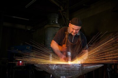 Zu Gast bei Heimatfreunden: Mit Locals durchs Hochsauerland - Weiht die Gäste in sein Handwerk ein: Kunstschmiedemeister Hubertus Dünnebacke.