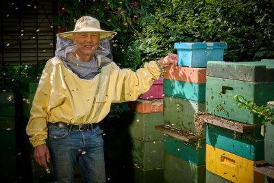 Zu Gast bei Heimatfreunden: Mit Locals durchs Hochsauerland - Herr über eine Million Bienen: Imker Wolfgang Jenke.