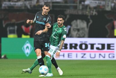 "Zu soft": Gegentorflut bereitet Leverkusen Sorgen - Mittelfeldstratege Granit Xhaka (l.) war nach Leverkusens 2:2 unzufrieden.