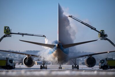 Zu spät wegen Enteisung: BGH stärkt Rechte von Flugreisenden - Kommt es zu größeren Verspätungen, weil ein Flugzeug vor dem Start einteist werden muss, können Flugreisende nun auf Entschädigungen hoffen.