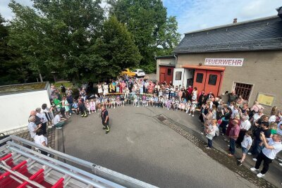 Zuckertüten und Aktionen: Feuerwehren unterstützen beim Schulanfang in Mittelsachsen - Das Wetter spielte ebenfalls perfekt mit: Bei strahlendem Sonnenschein und sommerlichen Temperaturen konnten die Feierlichkeiten unter freiem Himmel stattfinden.